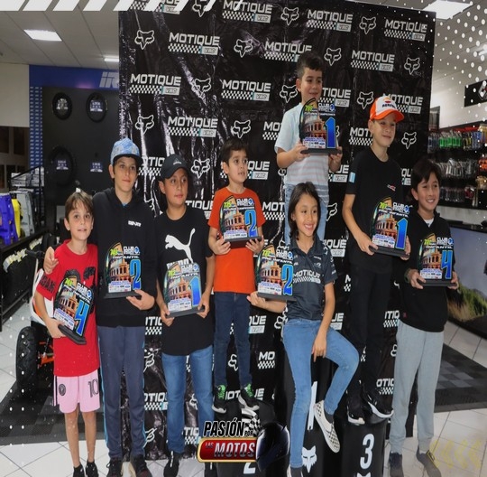 &iexcl;Peque&ntilde;os campeones son premiados luego de darlo todo en la pista!