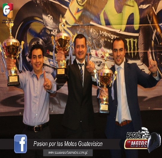 RECIBEN GALARD&Oacute;N LOS PROTAGONISTAS DE LA R3