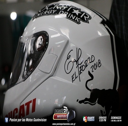 EL ZORRO FIRM&Oacute; PLAYERAS PARA LA CARAVANA DEL ZORRO