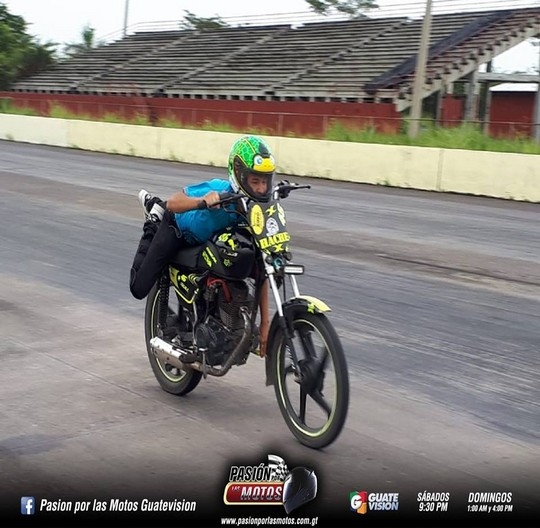 LOS PILOTOS COMPITEN EN &frac14; DE MILLA