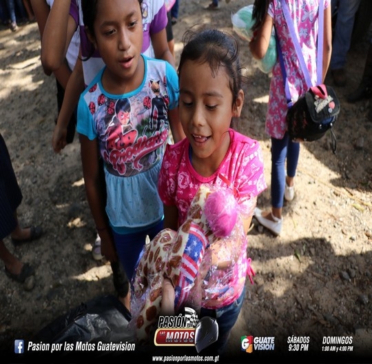 ANCIANOS Y NI&Ntilde;OS DISFRUTARON DE LAS PI&Ntilde;ATAS