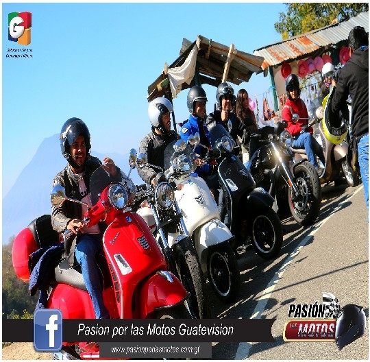 LAS VESPA&acute;S SE ABRIERON PASO POR LA CARRETERA