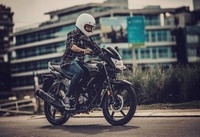 MANT&Eacute;N LOS PL&Aacute;STICOS DE TU MOTO EN BUEN ESTADO